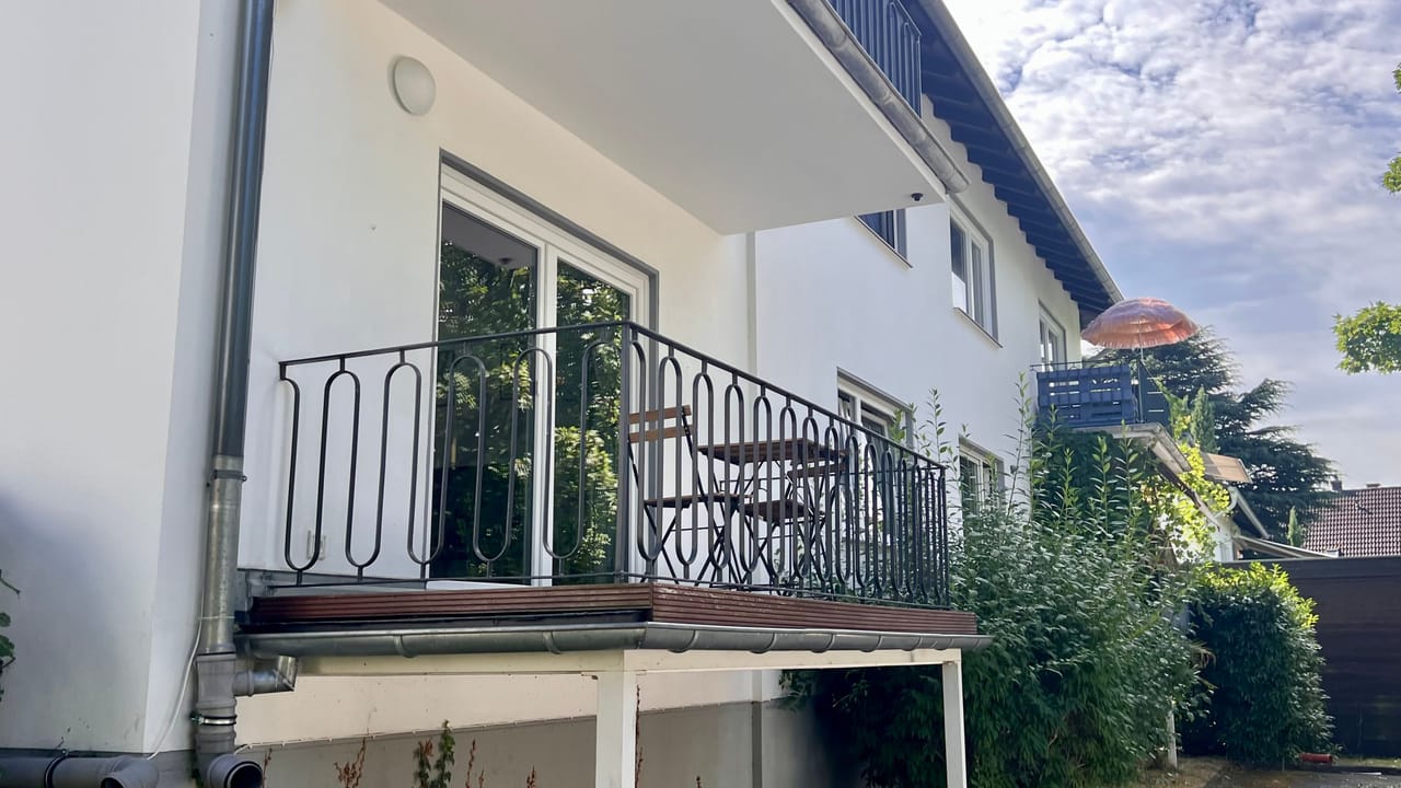 Hausansicht mit dem Balkon des Apartments
