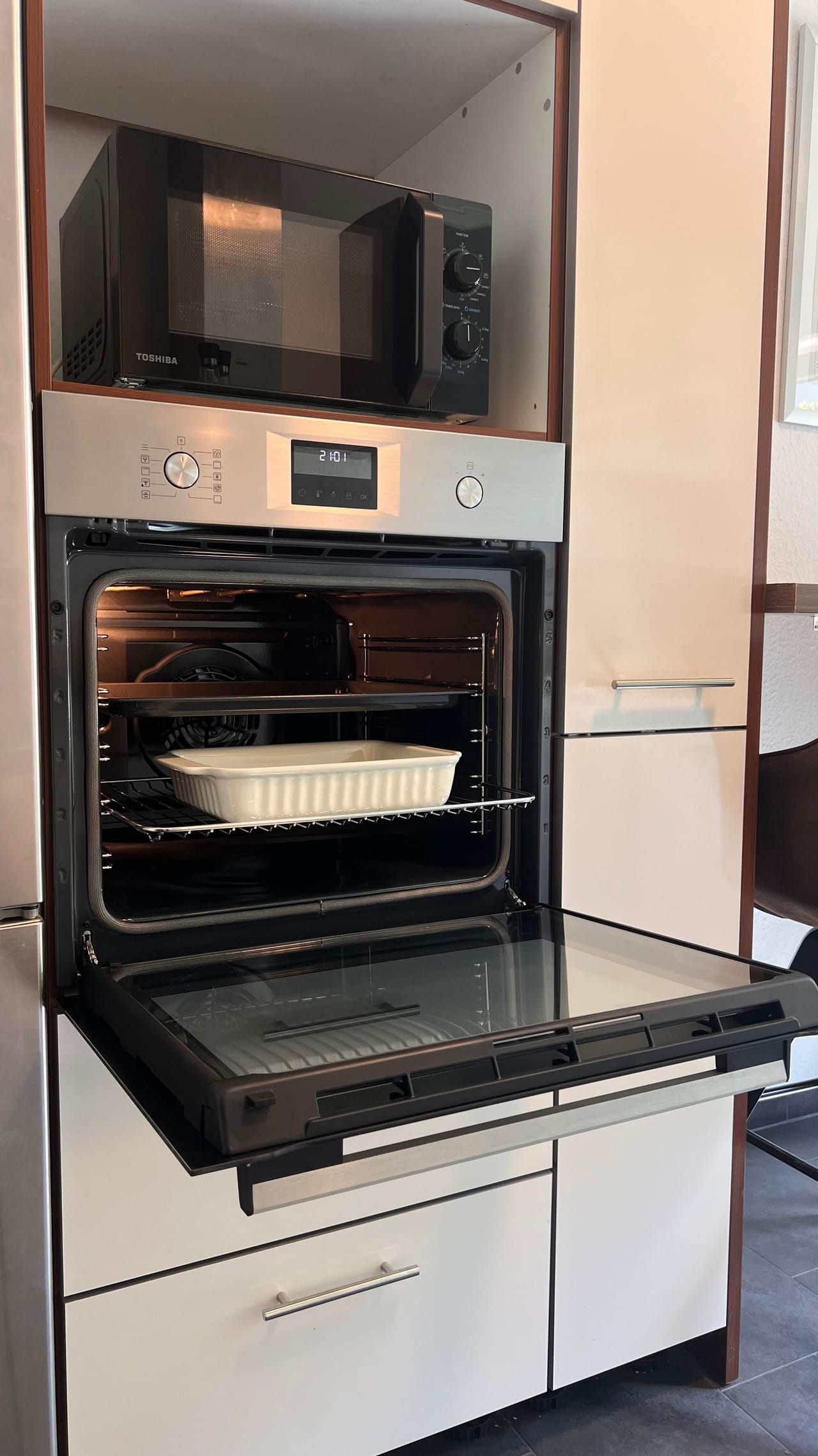 Backofen mit Auflaufform, darüber die Mikrowelle