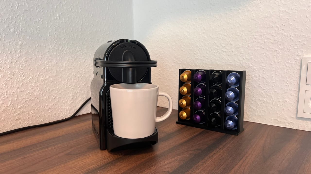 Kapsel-Kaffeemaschine mit Kapselhalter