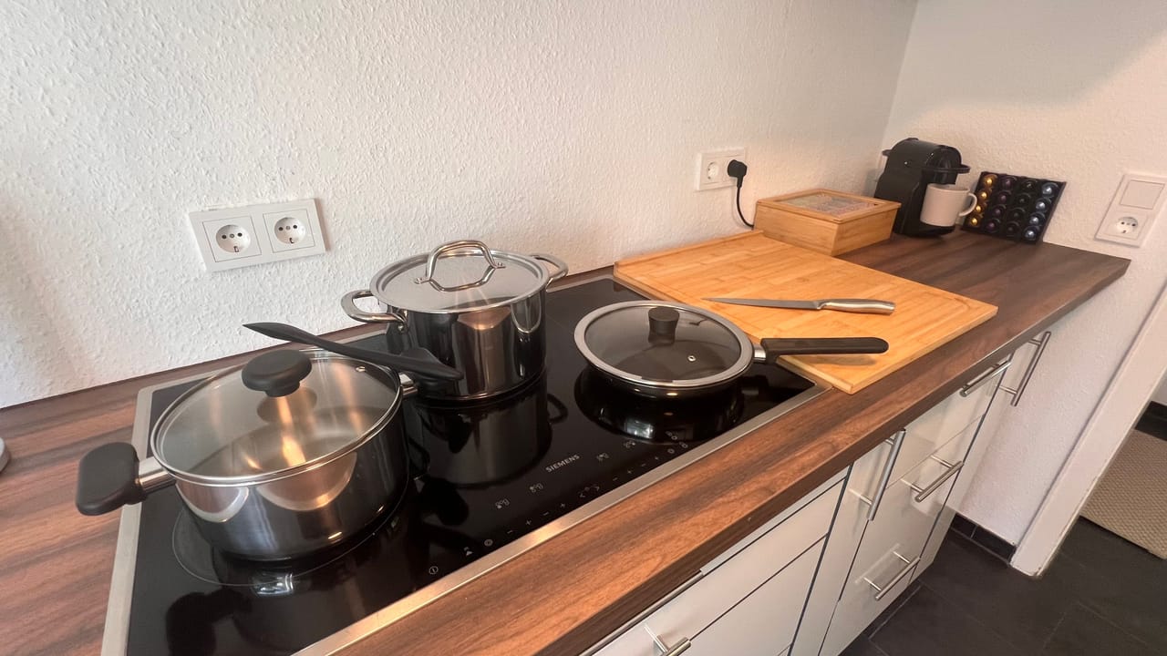 Kochfeld mit Töpfen und Pfanne