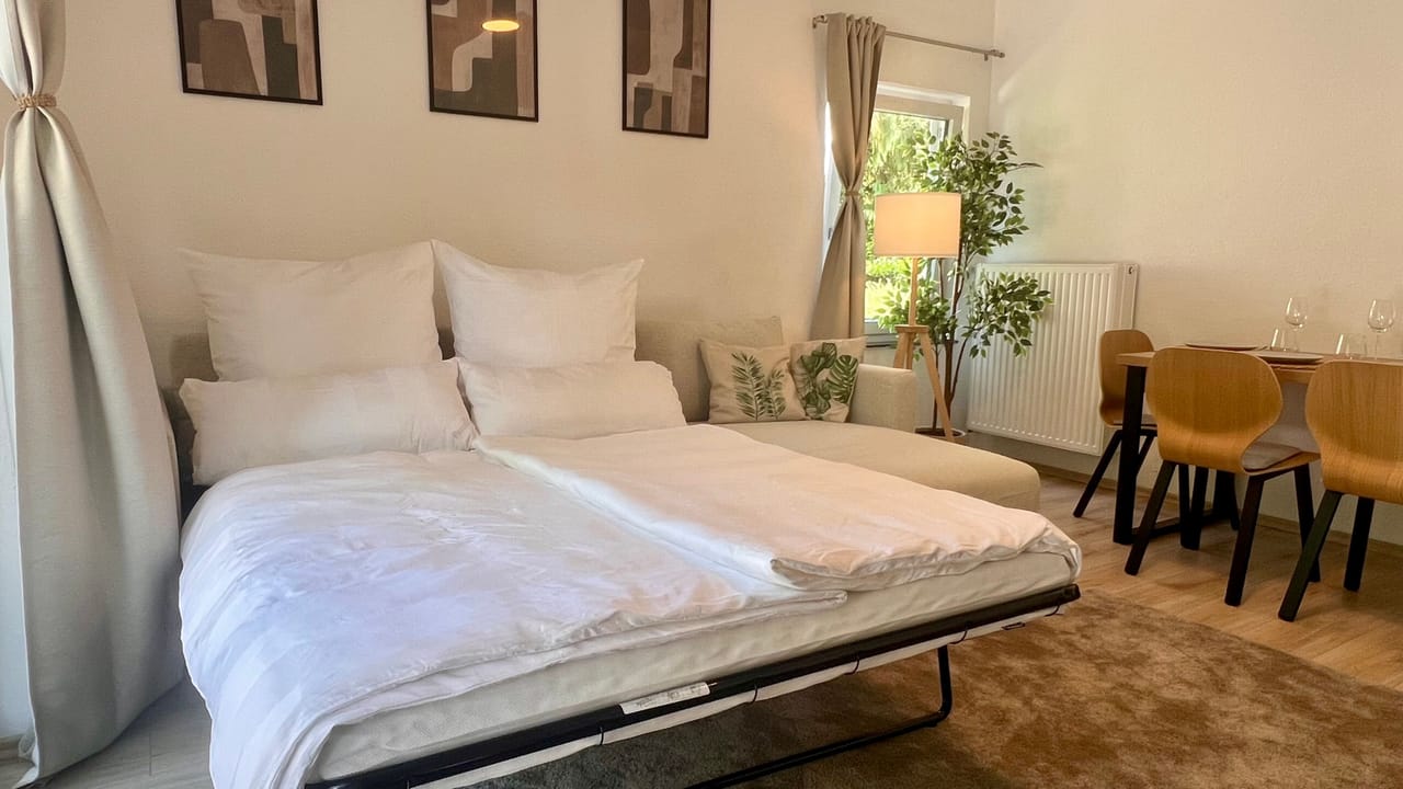 Ausgeklapptes Schlafsofa im Wohnbereich