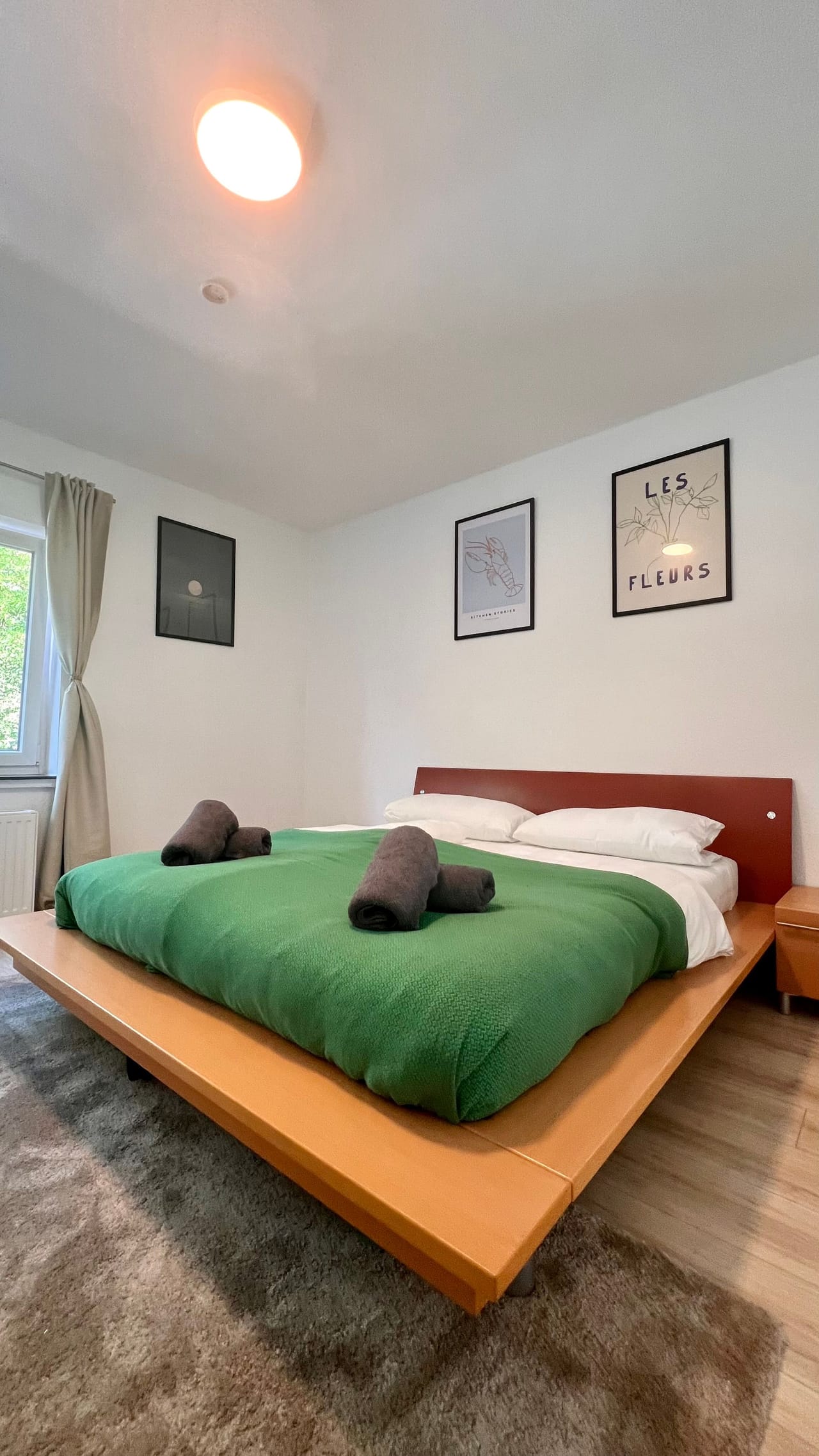 Schlafzimmer mit frisch bezogenem Doppelbett