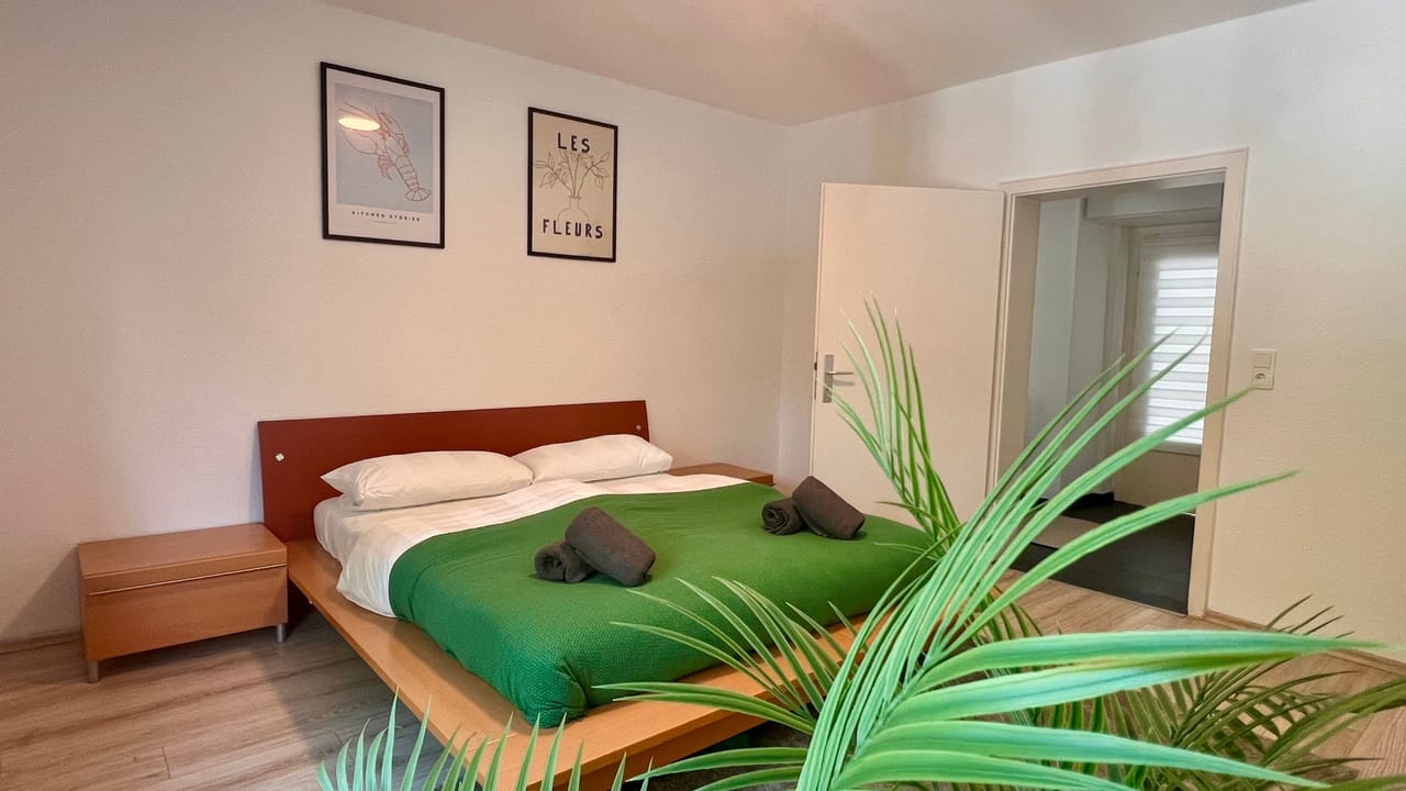 Doppelbett mit Blick zur Zimmertür
