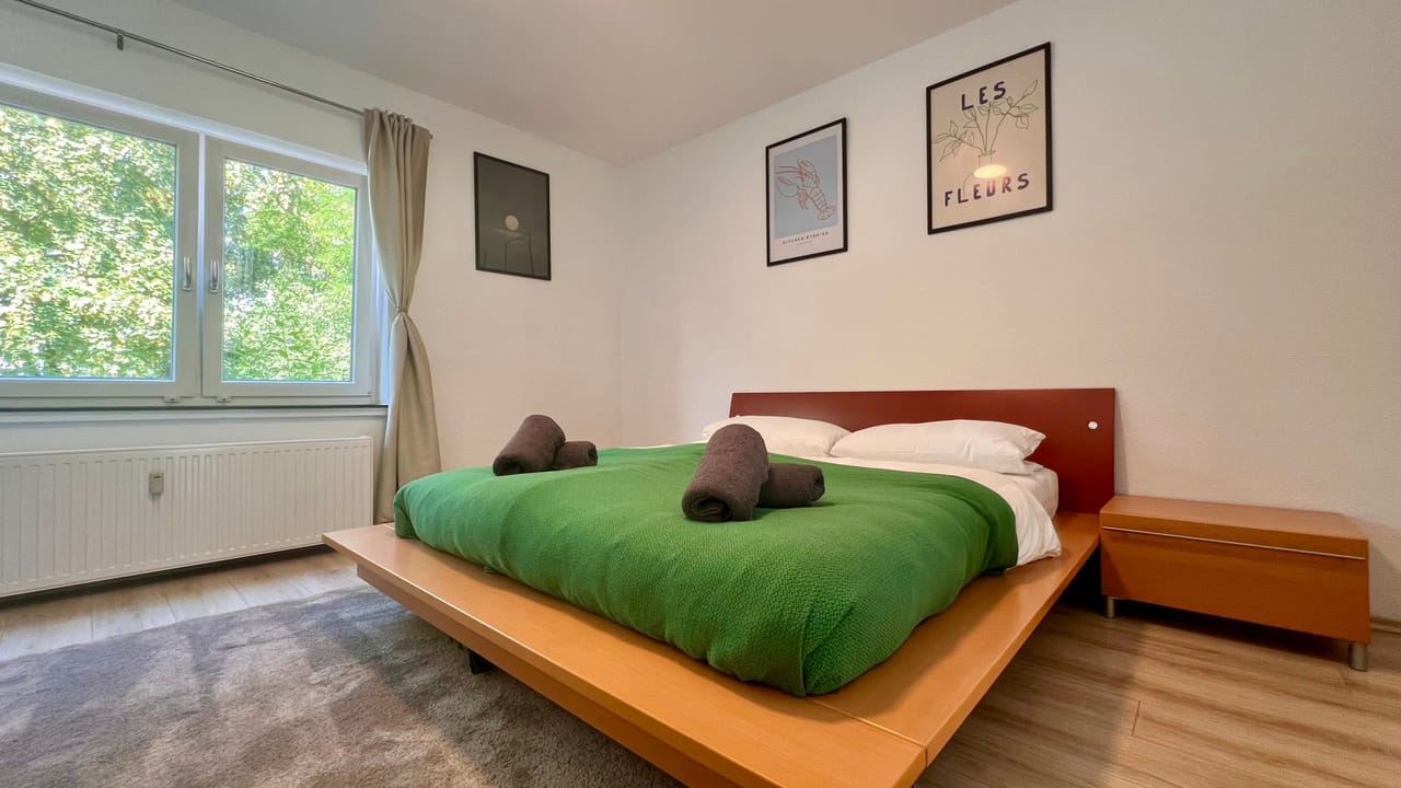 Schlafzimmer mit Doppelbett