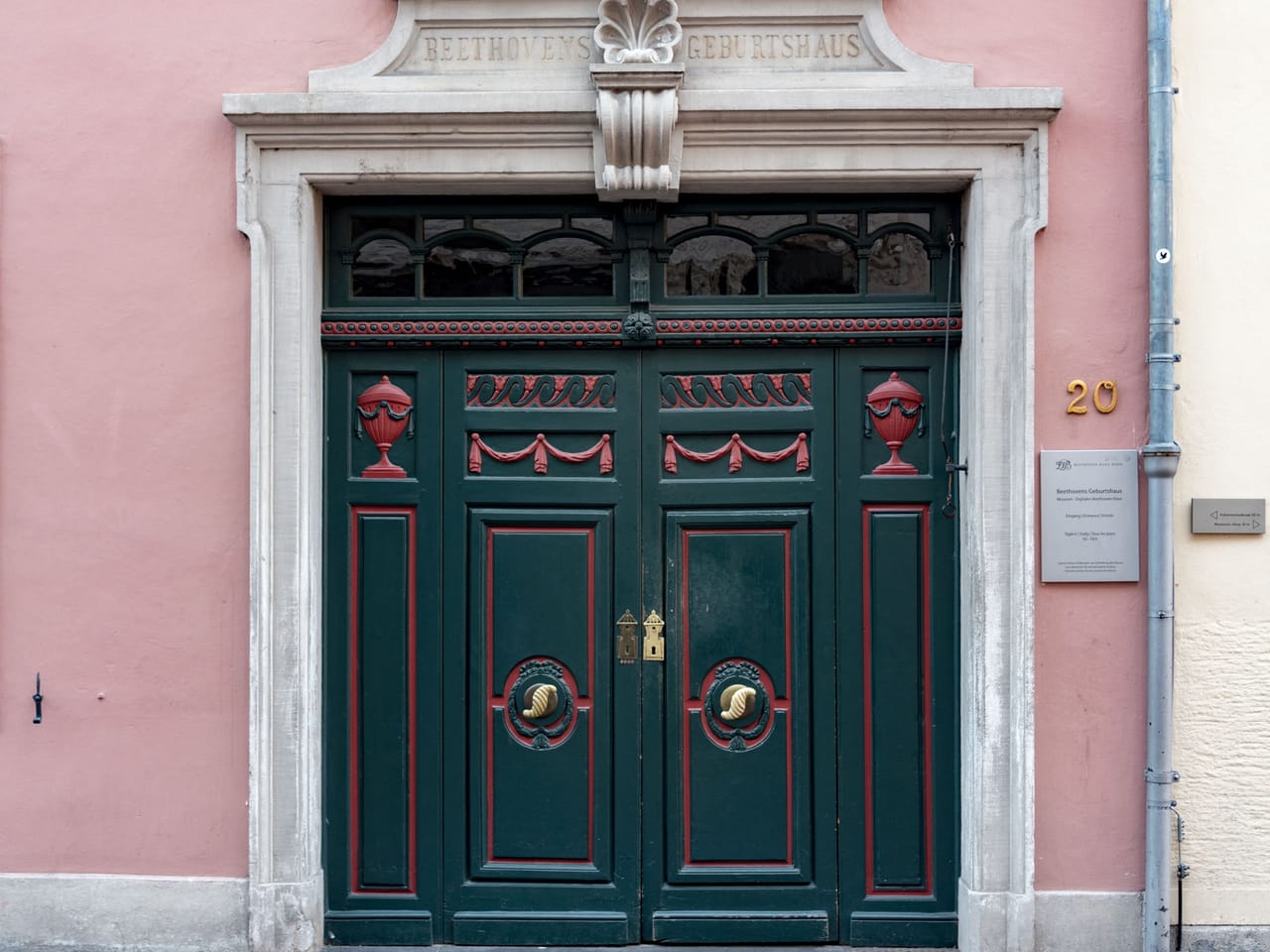 Eingangstür von Beethovens Geburtshaus in der Bonngasse in Bonn, darüber die Inschrift „Beethovens Geburtshaus“