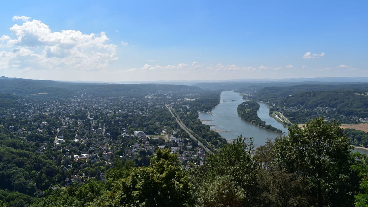 Blick vom Drachenfels rheinaufwärts auf die Insel Nonnenwerth, Bad Honnef und die bewaldeten Hänge des Siebengebirges