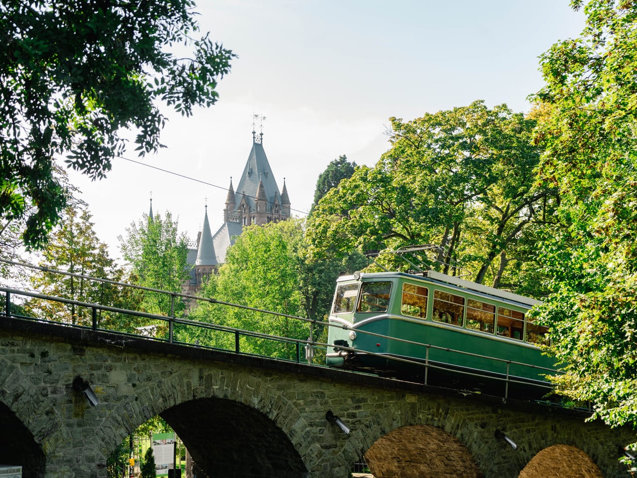 Die Drachenfelsbahn auf dem Viadukt vor Schloss Drachenburg