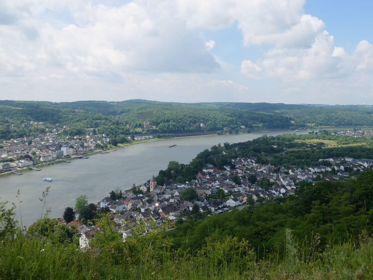 Blick von der Erpeler Ley auf Erpel am Rhein, gegenüber Remagen (Ortsansicht, kein Foto des Apartments)