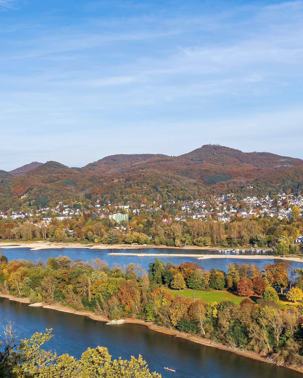 Blick über das Rheintal und die Insel Nonnenwerth auf das herbstliche Siebengebirge